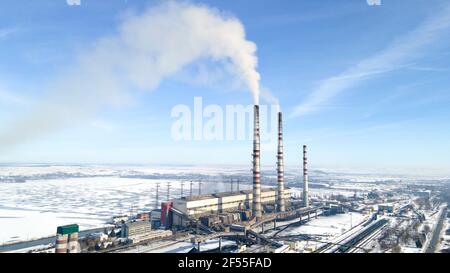 Luftaufnahme einer thermoelektrischen Anlage mit großen Schornsteinen in einem Ländliche Landschaft im Winter Stockfoto