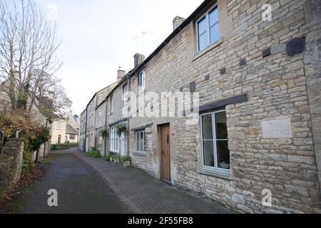 Eine Seitenstraße mit Steinhäusern in Northleach, Gloucestershire in Großbritannien Stockfoto