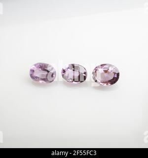 Amethyst Brillantschliff Edelsteine, nicht ausgeschnitten. Stockfoto