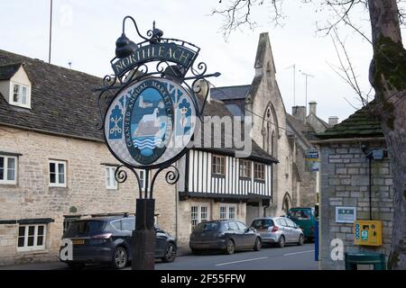 Ein altes Schild in der Stadt Northleach, Gloucestershire in Großbritannien Stockfoto