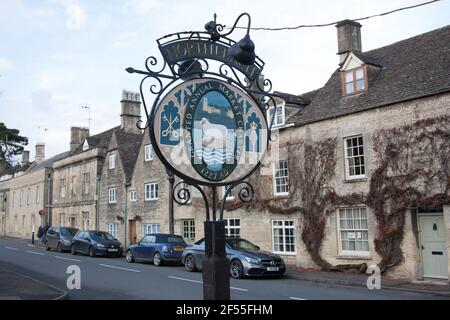 Ein altes Schild in der Stadt Northleach, Gloucestershire in Großbritannien Stockfoto