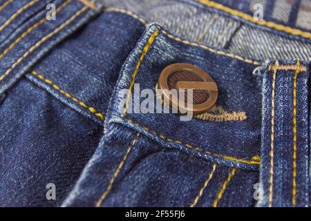 Teil der Jeans mit Metallniete, Nähten und Stichen. Kleidung, Online-Shop Konzepte Stockfoto