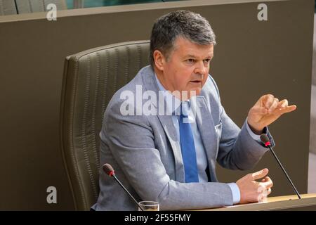 Der flämische Minister für Innenpolitik und Zusammenleben Bart Somers im Bild während einer Plenarsitzung des flämischen Parlaments am Mittwoch in Brüssel Stockfoto