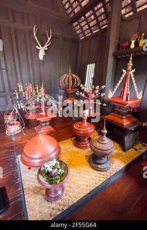 Verschiedene Objekte in einem Raum im Kamthieng House Museum, einem traditionellen nordthailändischen Holzhaus aus Teakholz. In Bangkok, Thailand. Stockfoto