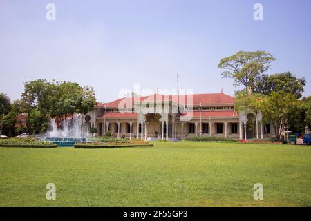 Die verzierte hölzerne geschnitzte Außenseite, Fassade der Abhisek Dusit Thronhalle. In Bangkok, Thailand. Stockfoto