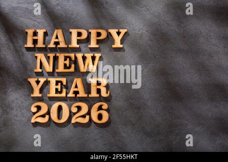 Frohes neues Jahr 2026 in Holzbuchstaben - Textraum Stockfoto