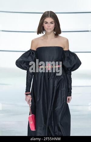 Datei Foto vom 3. März 2020 von Kaia Gerber läuft auf der Landebahn während der Chanel Show im Rahmen der Paris Fashion Week Womenswear Herbst/Winter 2020/2021 in Paris, Frankreich am 03. März 2020. - Kaia Gerber, das 19-jährige Modell und Tochter von Cindy Crawford und Rande Gerber, wurde in der mit Spannung erwarteten Saison 10th von American Horror Story gegossen. Foto von Aurore Marechal/ABACAPRESS.COM Stockfoto