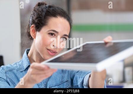 Weibliche Unternehmerin analysiert Solarpanel-Modell im Büro Stockfoto