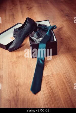 Hochzeitsaccessoires. Schuhe und Krawatte des Bräutigams. Stockfoto