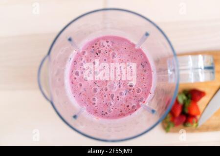 Frischer Smoothie im Mixer auf dem Tisch Stockfoto