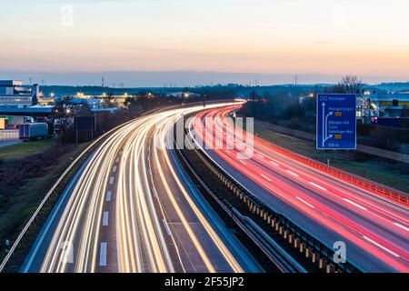 Deutschland, Baden-Württemberg, Fahrzeuglichtwege am A81 in der Abenddämmerung Stockfoto