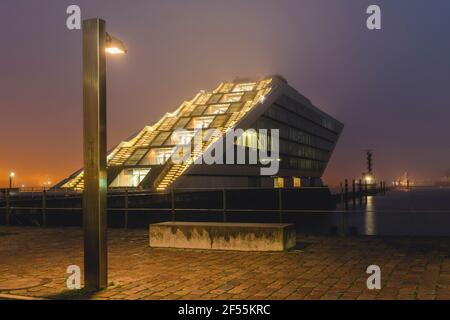 Deutschland, Hamburg, Altona, Dockland Bürogebäude im Nebel Stockfoto