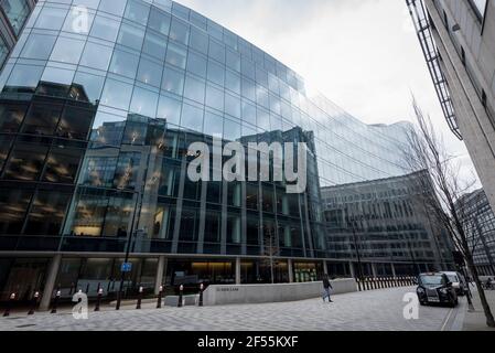 London, Großbritannien. 24. März 2021. Das Äußere des neuen internationalen Hauptsitzes der Investmentbank Goldman Sachs in der Shoe Lane in der City of London. Es wurde berichtet, dass die Mitarbeiter im ersten Jahr 95-Stunden-Wochen arbeiten, auch während der Pandemie, während sie von zu Hause aus arbeiten, wobei Krankheit und Burnout an der Tagesordnung sind. Kredit: Stephen Chung / Alamy Live Nachrichten Stockfoto