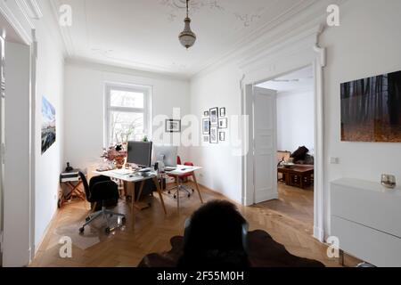 Computer auf dem Schreibtisch im Heimbüro in der alten Gebäudewohnung Stockfoto