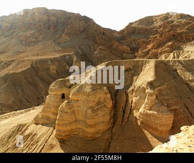 Israel Qumran Höhle in der Wüste, wo die Schriftrollen vom Toten Meer gefunden wurden. Stockfoto