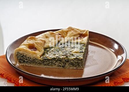 torta salata di Pasta sfoglia con spinaci e uova fetta Nel piatto di coccio Primo Piano vista Stockfoto