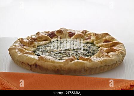 torta salata di Pasta sfoglia con spinaci e uova primo Klavier Stockfoto