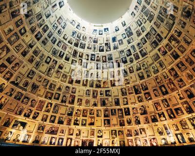 Israel, Jerusalem, Yad Vashem, Hall of Names, Fotografien von Opfern des Holocaust an einer kreisförmigen Wand Stockfoto