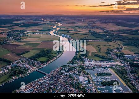 Frankreich, Saint Jean de Losne, Luftaufnahme des Yachthafens bei Dämmerung Stockfoto