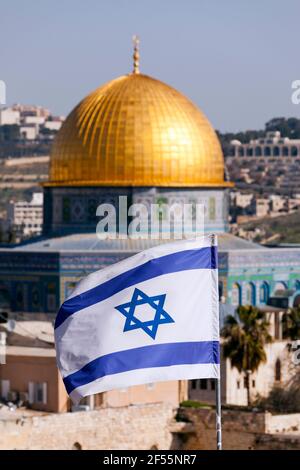 Israel, Jerusalem, Flagge von Israel und die Kuppel der Moschee Rock Stockfoto