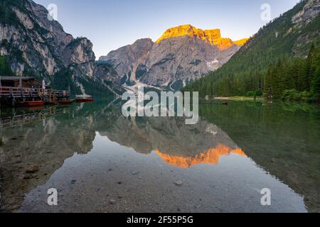 Schöner Blick auf den Pragser Wildsee am Berg Croda del Becco bei Sonnenaufgang in den Dolomiten, Südtirol, Italien Stockfoto