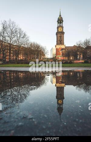 Deutschland, Hamburg, St. Michaels Kirche spiegelt sich im Wasser Stockfoto