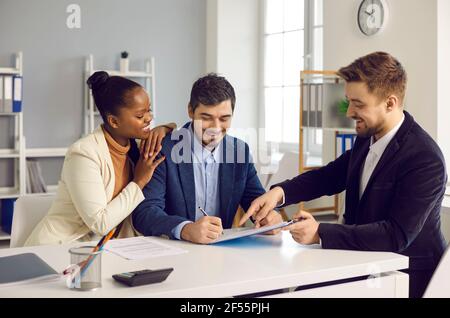 Glücklich gemischte Ethnizität Paar Kunden unterzeichnen Hypothekendarlehen Vertrag Dokument Stockfoto