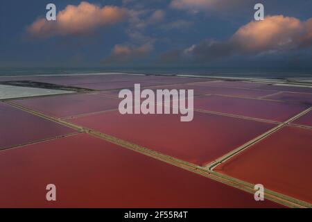 Frankreich, Provence Alpes Cote dAzur, Luftansicht von salines in Salin de Giraud Stockfoto