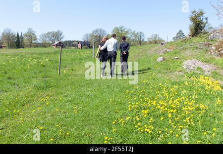 MALARDALEN, SCHWEDEN AM 13. MAI 2012. Blick auf nicht identifizierte Personen Gehen Sie spazieren. Erblühen Sie am Weg. Redaktionelle Verwendung. Stockfoto