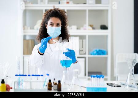 Ärztin testet chemische Lösung im Krankenhaus während COVID-19 Stockfoto