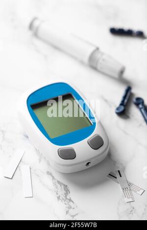 Glucosimeter-Ketometerlancet und Streifen zur Selbstüberwachung des Blutzuckers oder des Ketonspiegels. Diabetes oder Keto-Diät Stockfoto