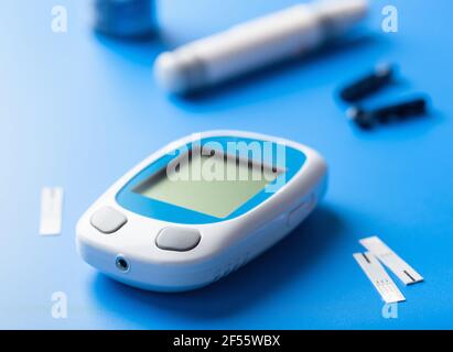 Glucosimeter-Ketometerlancet und Streifen zur Selbstüberwachung des Blutzuckers oder des Ketonspiegels. Diabetes oder Keto-Diät Stockfoto