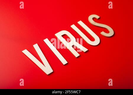 Viruswort Text Holzbuchstabe auf rotem Hintergrund Corona Virus Kovid-19 Stockfoto