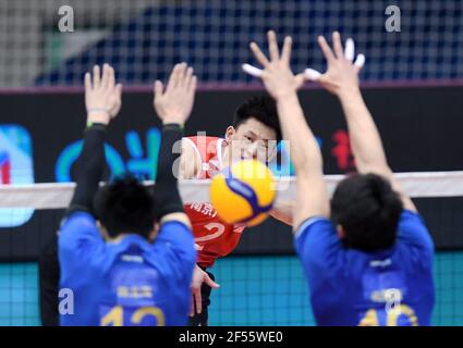 Qinhuangdao, Chinas Provinz Hebei. März 2021, 24th. Yu Yuantai (C) von Jiangsu spiegte während des Halbfinalmatches zwischen Shanghai und Jiangsu bei der chinesischen Volleyball Liga der Männer der Saison 2020-2021 in Qinhuangdao, nordchinesische Provinz Hebei, 24. März 2021. Quelle: Wang Xiao/Xinhua/Alamy Live News Stockfoto