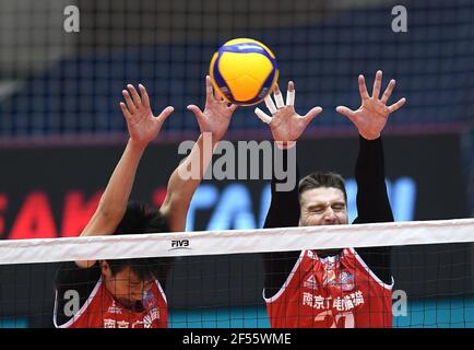 Qinhuangdao, Chinas Provinz Hebei. März 2021, 24th. Slobodan Bojic (R) aus Jiangsu tritt beim Halbfinale zwischen Shanghai und Jiangsu bei der chinesischen Volleyball Liga der Männer 2020-2021 in Qinhuangdao, nordchinesische Provinz Hebei, am 24. März 2021 an. Quelle: Wang Xiao/Xinhua/Alamy Live News Stockfoto