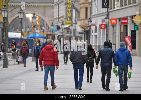 München, Deutschland. März 2021, 23rd. Maskenpflicht in den Fußgängerzonen und öffentlichen Plätzen in München am 23rd. März 2021. Passanten, Menschen, Menschen mit Gesichtsmasken, Masken gehen durch die Sendlinger Straße.Quelle: dpa/Alamy Live News Stockfoto