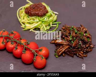 Zucchini-Spaghetti mit getrockneten und getrockneten Tomaten Stockfoto