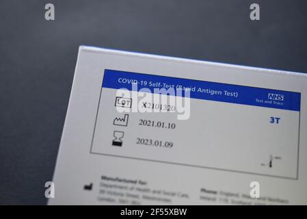 Ein COVID-19-Selbsttest (Rapid Antigen Test) Verpackung von Kits durch die NHS in Großbritannien Stockfoto