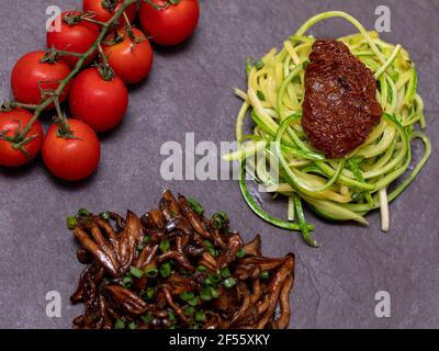 Zucchini-Spaghetti mit getrockneten und getrockneten Tomaten Stockfoto