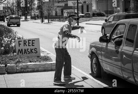 CHICAGO, IL. USA 5. MAI 2020: WÄHREND DER HÖHE VON COVID 19 GIBT EIN AFROAMERIKANISCHER ÄLTERER MANN FREIE MASKEN AUF 113TH & HALSTED AUF DER SÜDSEITE Stockfoto