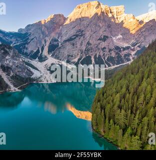 Sonnenlicht auf dem Berg Croda del Becco am Pragser Wildsee in den Dolomiten, Südtirol, Italien Stockfoto
