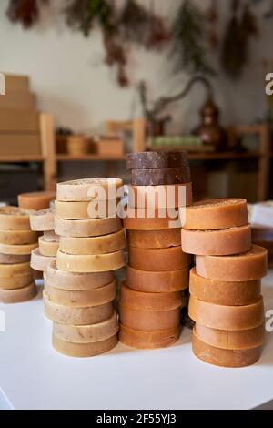 Stapel von handgefertigten Bio-Seifen in der Werkstatt Stockfoto