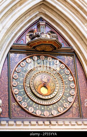 Die astronomische Uhr aus dem späten 14th. Jahrhundert in Wells Cathedral, Wells, Somerset UK Stockfoto