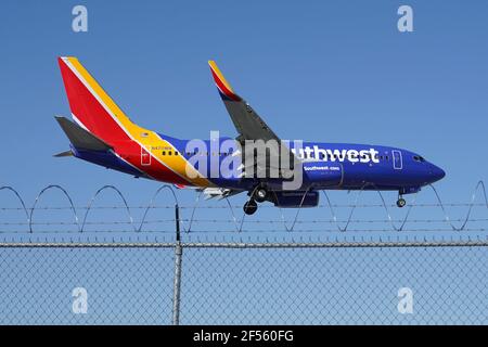 Eine Southwest Airlines Boeing 737-700 Twin-Jet-Flugzeug-Registrierung N47OWN landet auf dem Hollywood Burbank Airport, Dienstag, 24. März 2021, in Burbank, Stockfoto