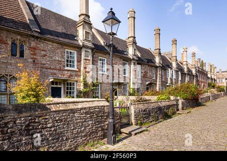 Denkmalgeschützte Gebäude der Klasse 1 in Vicars Close in der Domstadt Wells, Somerset UK - Eine geplante Straße aus der Mitte des vierzehnten Jahrhunderts. Stockfoto