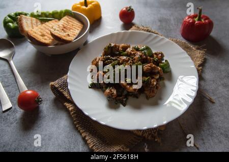 Nahaufnahme von chinesischen Gericht Chili Chicken und Brot Scheibe Stockfoto