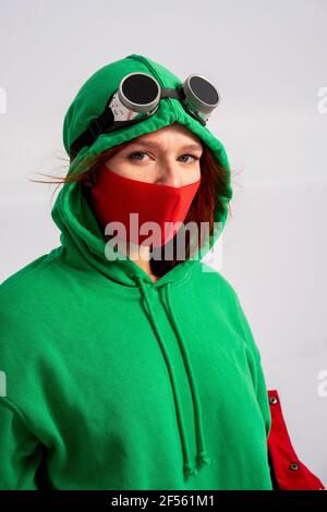 Frau im Kostüm trägt eine schützende Gesichtsmaske während einer Pandemie Stockfoto
