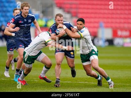 Verkauf Sharks Nutte Akker Van der Merwe wird gehalten von London Irish Centre Theo Brophy-Clews und Centre Curtis Rona während Eine Gallagher Premiership Runde 14 Stockfoto