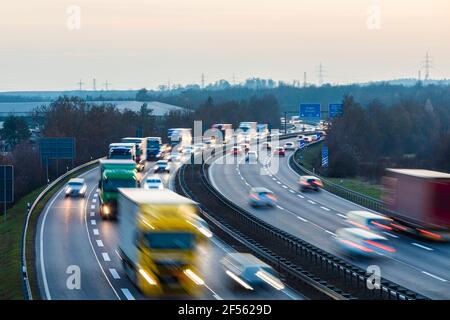 Deutschland, Baden-Württemberg, Sindelfingen, Verkehr auf A 81 bei Dämmerung Stockfoto