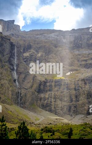 Wasserfall im Becken des Cirque de Gavarnie, Frankreich Stockfoto
